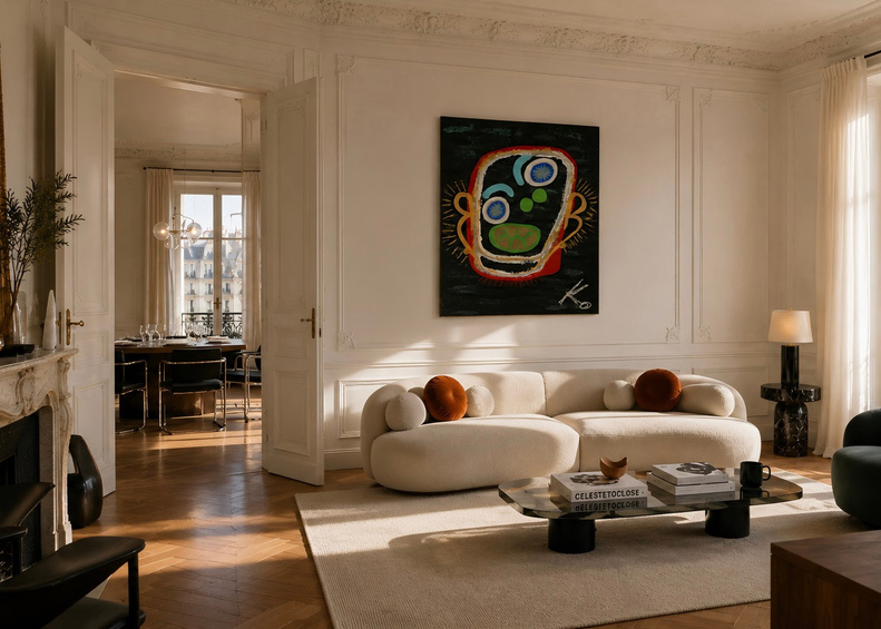 Une œuvre encadrée dans un intérieur haussmannien
